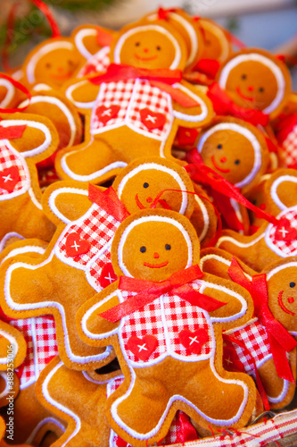 Lots of felt gingerbread men at the Christmas market showcase. Christmas home decor, handicrafts. Christmas tree toy.