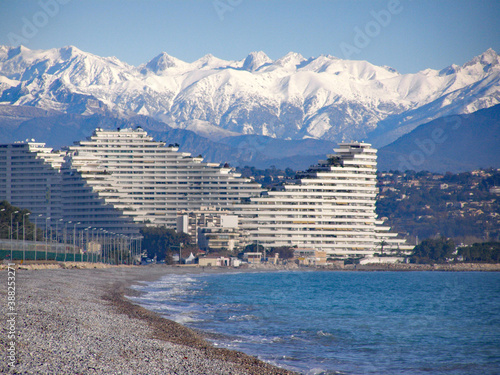 La baie des anges devant les Marinas et le massif enneigé du Mercantour à Villeneuve Loubet sur la Côte d'Azur