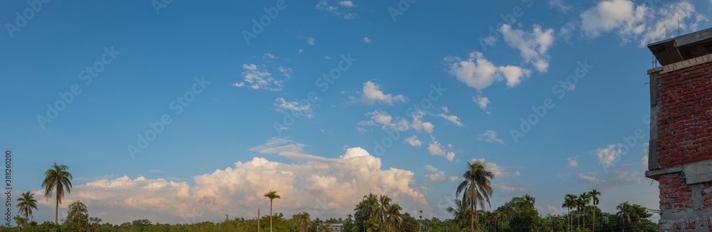 Obraz premium Panoramic view and vivid cloudscapes 