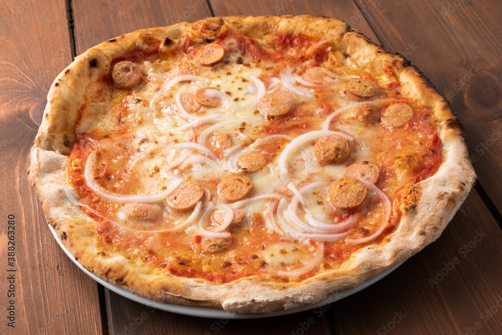 Pizza con wurstel, mozzarella, sugo e cipolle