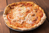 Pizza con wurstel, mozzarella, sugo e cipolle