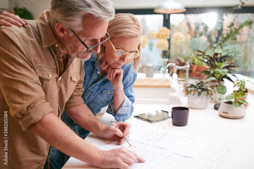 Fotografía Mature Couple Reviewing And Signing Domestic Finances And Investment Paperwork I