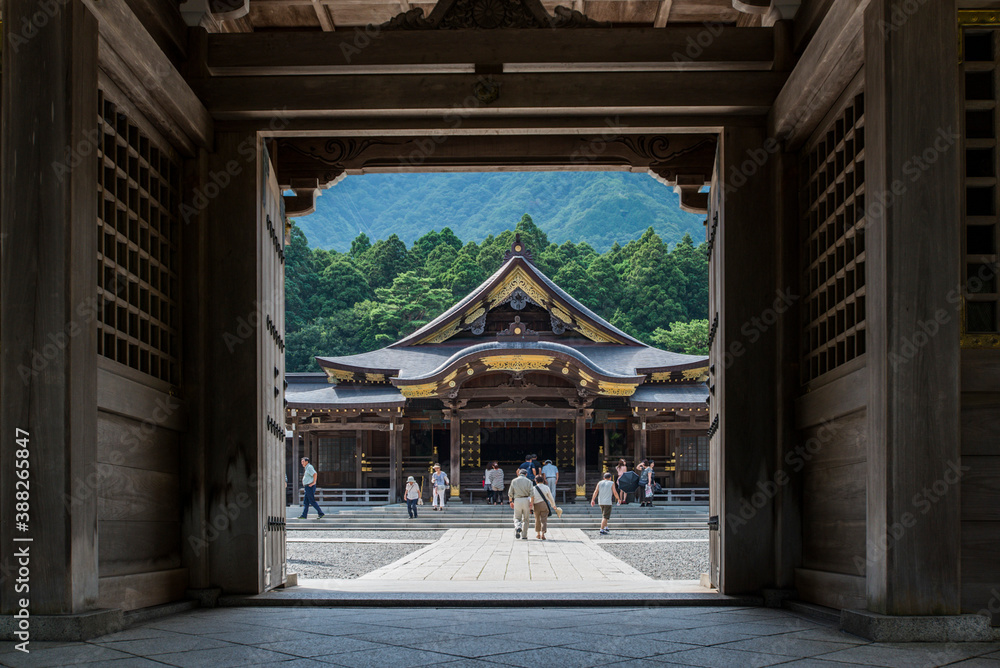 Naklejka premium 彌彦神社、随神門より拝殿を望む
