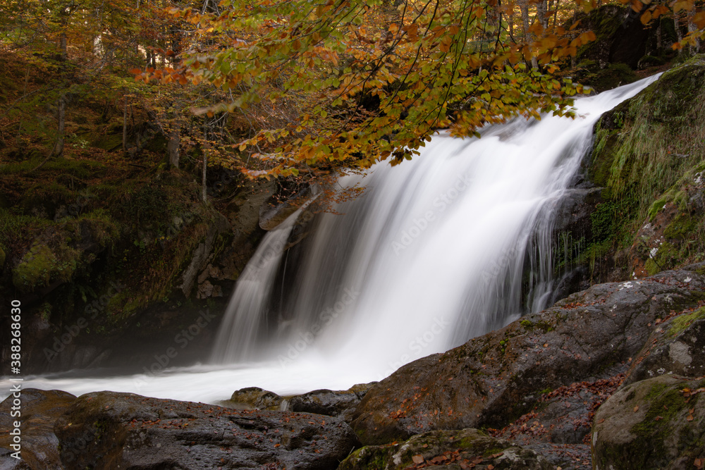 Obraz premium Cascade en Ariège dans la Vallée d'Orlu - Pyrénées - Occitanie