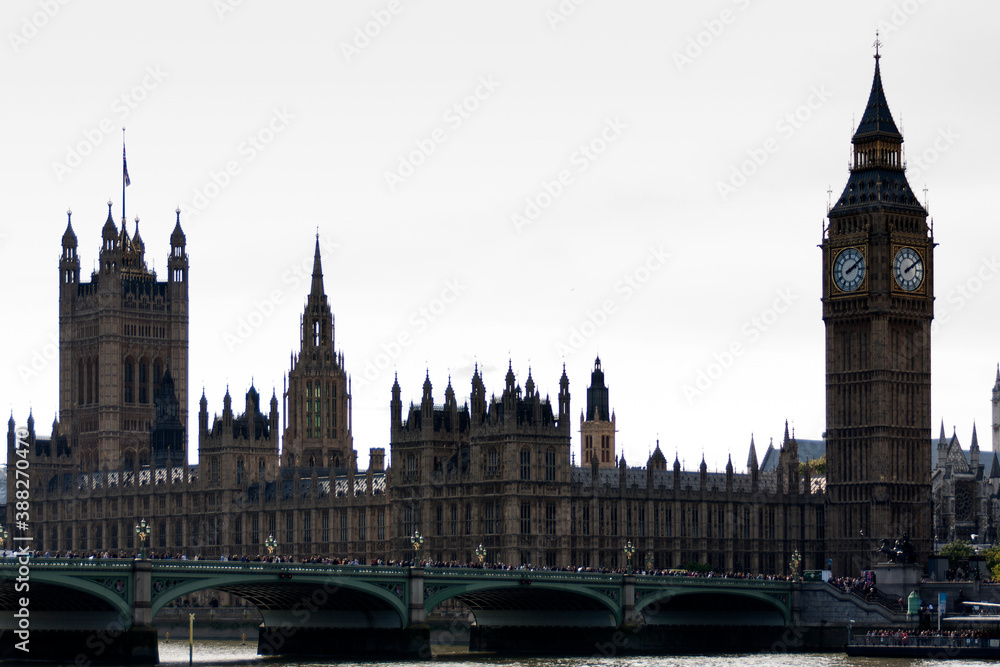 Palacio de Westminster in Torre del Big Ben en el Rio Tamesis, en la ciudad de Londres, pais de Inglaterra, Reino Unido, Gran Bretaña