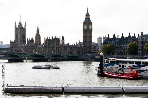 Palacio de Westminster in Torre del Big Ben en el Rio Tamesis, en la ciudad de Londres, pais de Inglaterra, Reino Unido, Gran Bretaña photo
