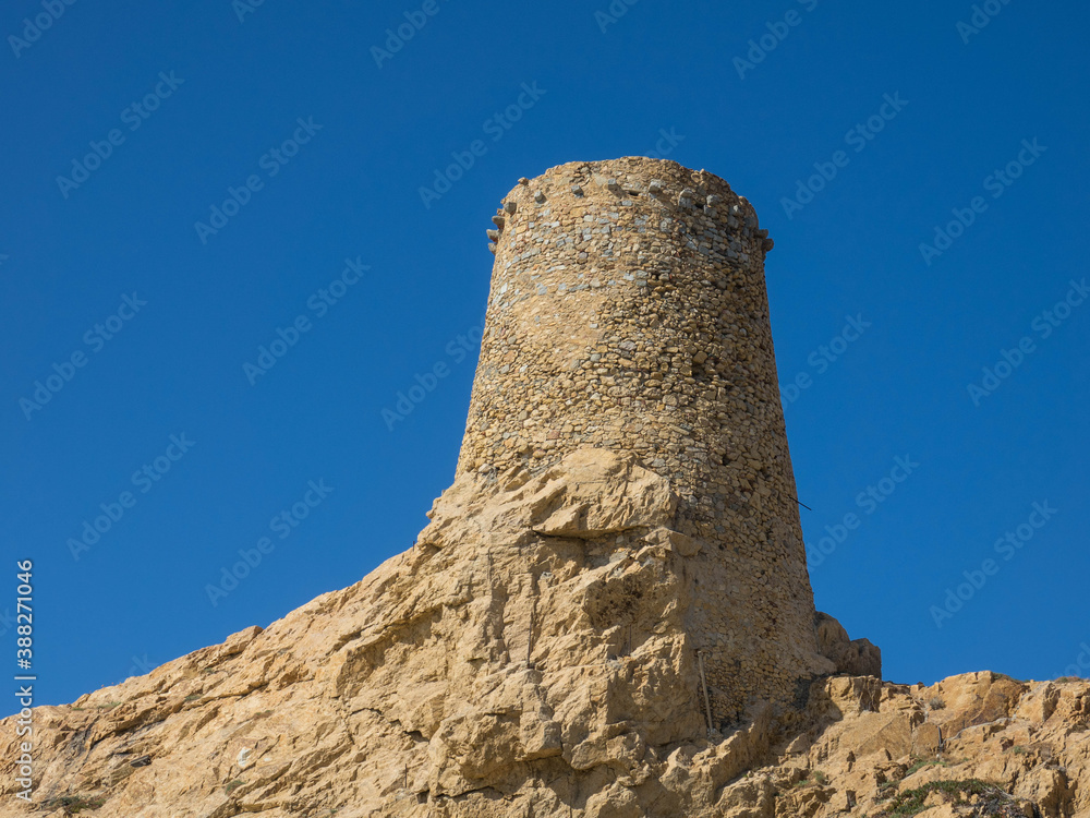 Nahaufnahne Genueser Turm mit blauem Himmel,
l 'Ile-Rousse, Korsika, Frankreich