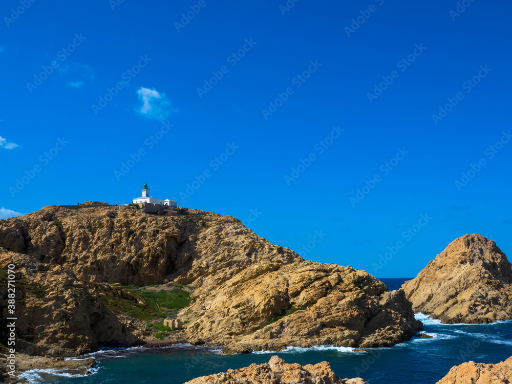 Leuchtturm Phare de la Pietra auf der felsigen Halbinsel Pietra in der französischen Gemeinde L'Île-Rousse auf Korsika. Leuchtturm Phare de la Pietra auf der felsigen Halbinsel Pietra in der französischen Gemeinde L'Île-Rousse auf Korsika.