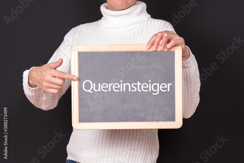 Wallpaper Mural Eine Frau mit einer Tafel Quereinsteiger Torontodigital.ca