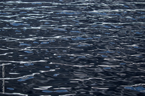 dunkelblaue Wasseroberfläche bei leichtem Wellengang