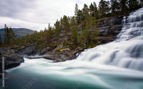 Wasserfall in der Wildnis von Norwegen im Reinheimen Nationalpark photo