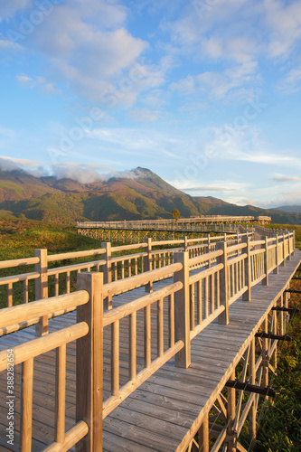 北海道「知床国立公園」の知床五湖、高架木道から、夕日に染まる景色 © 藤田 昌宏