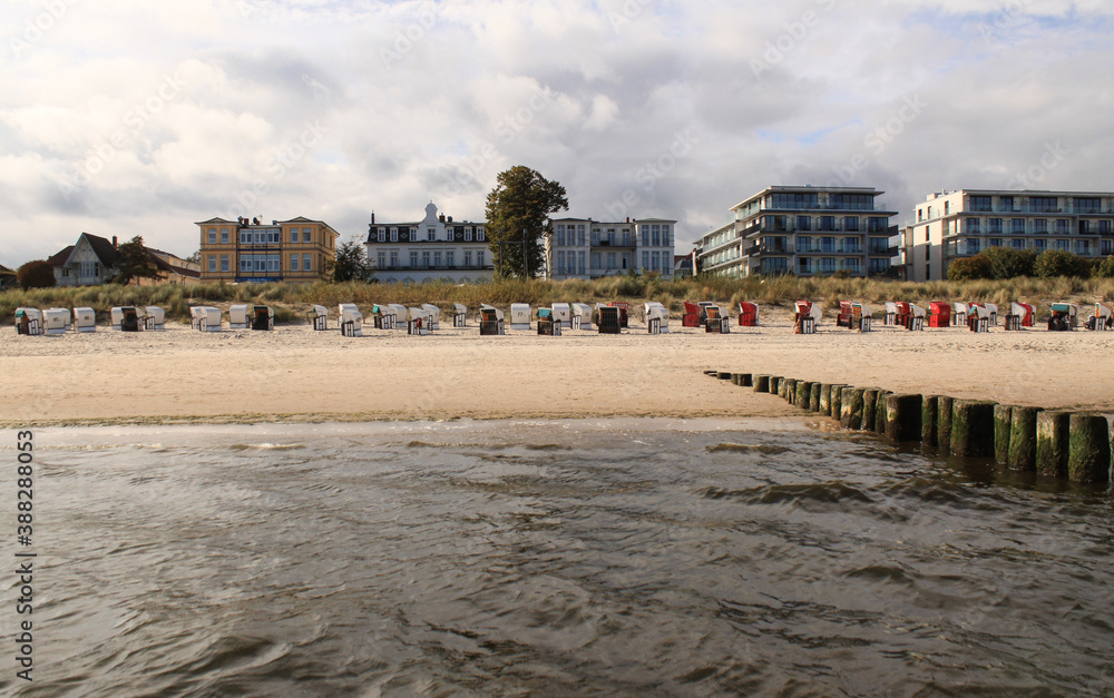 Naklejka premium Seebad Bansin; Teilansicht mit Strand