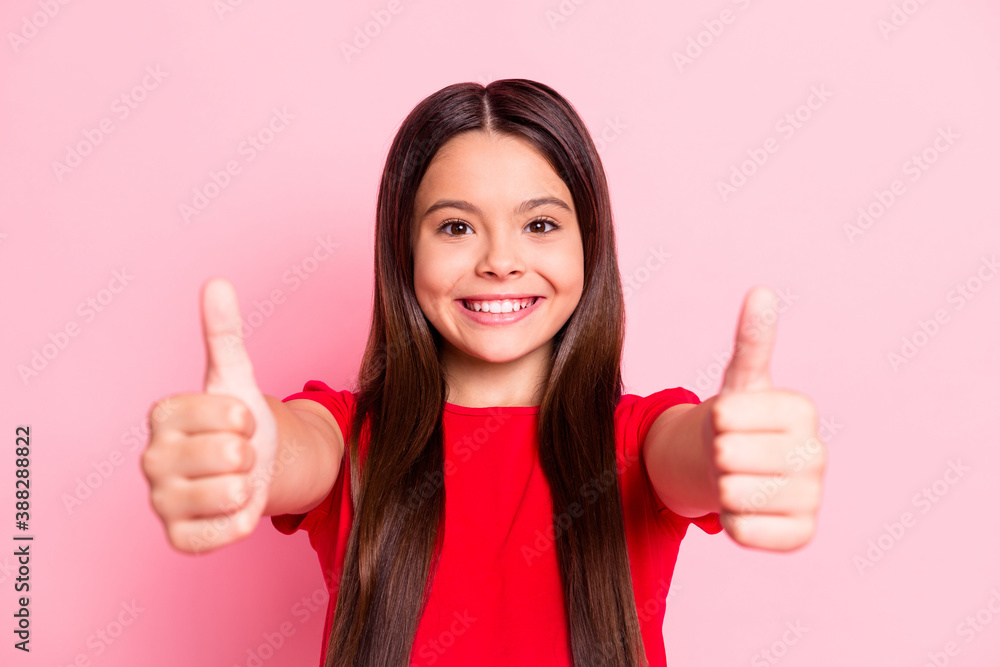 Φωτογραφία Photo of lovely pretty sweet funny small lady long hairstyle raise two hands dem
