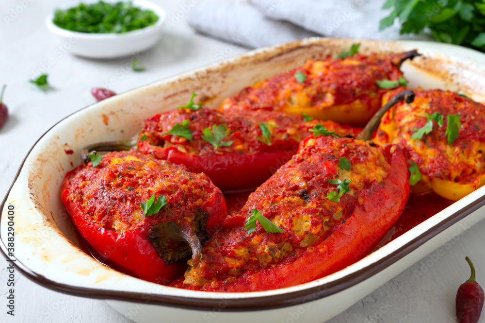 Diet peppers stuffed with chicken and tomatoes. Simple and tasty dish. Diet peppers stuffed with chicken and tomatoes. Simple and tasty dish.