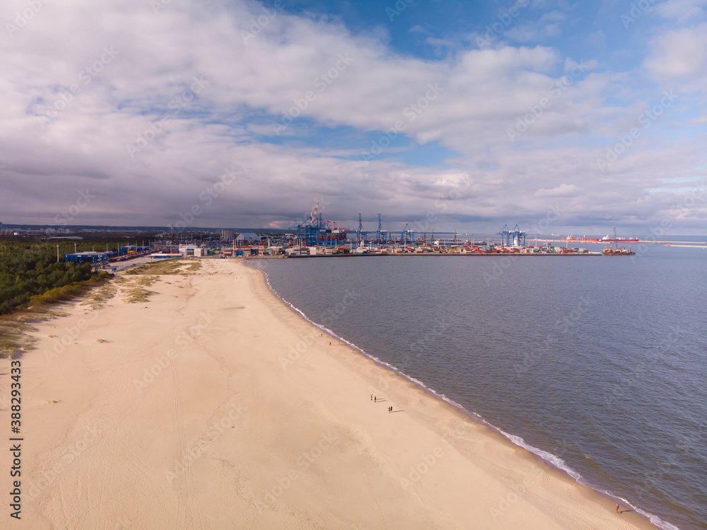 Port w Gdańsku-terminal kontenerowy przy plaży w Stogach/Gdansk harbour- the container terminal near Stogi beach, Pomerania, Poland