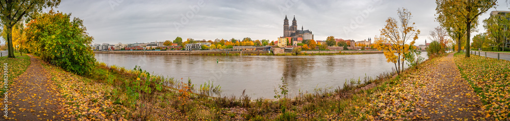 Obraz premium Panoramic view over downtown of Magdeburg, old town, Elbe river and Magnificent Cathedral at early Autumn and warm sunset, Magdeburg, Germany.