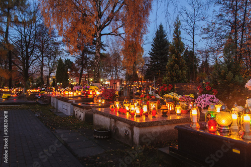 Znicze na cmentarzu w Olkuszu