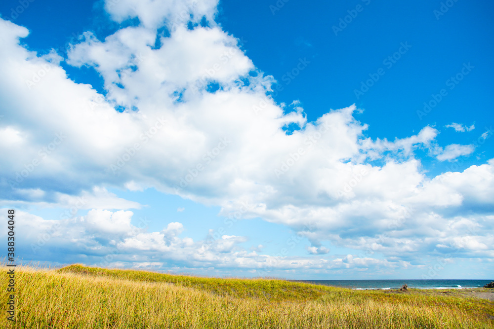 北海道森町砂原地区にある景勝地・砂崎海岸での青空に白い雲