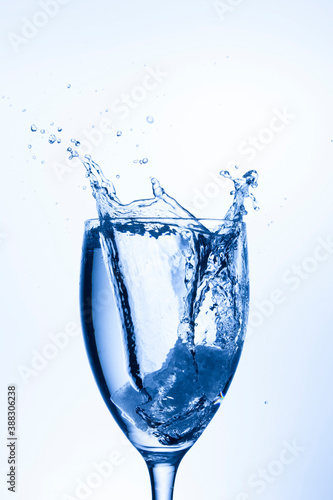 グラスと水しぶき