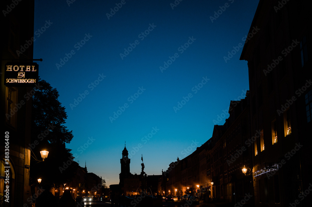 Obraz premium Blaue Stunde am Obermarkt in Görlitz