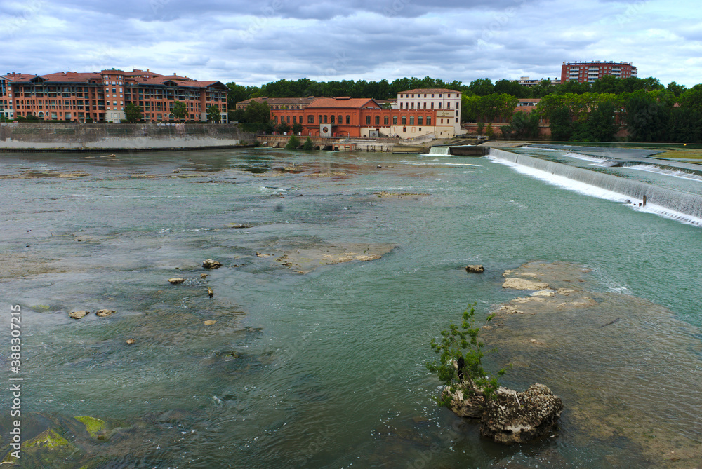 Obraz premium Chaussée du Bazacle in Toulouse, along the Garonne river