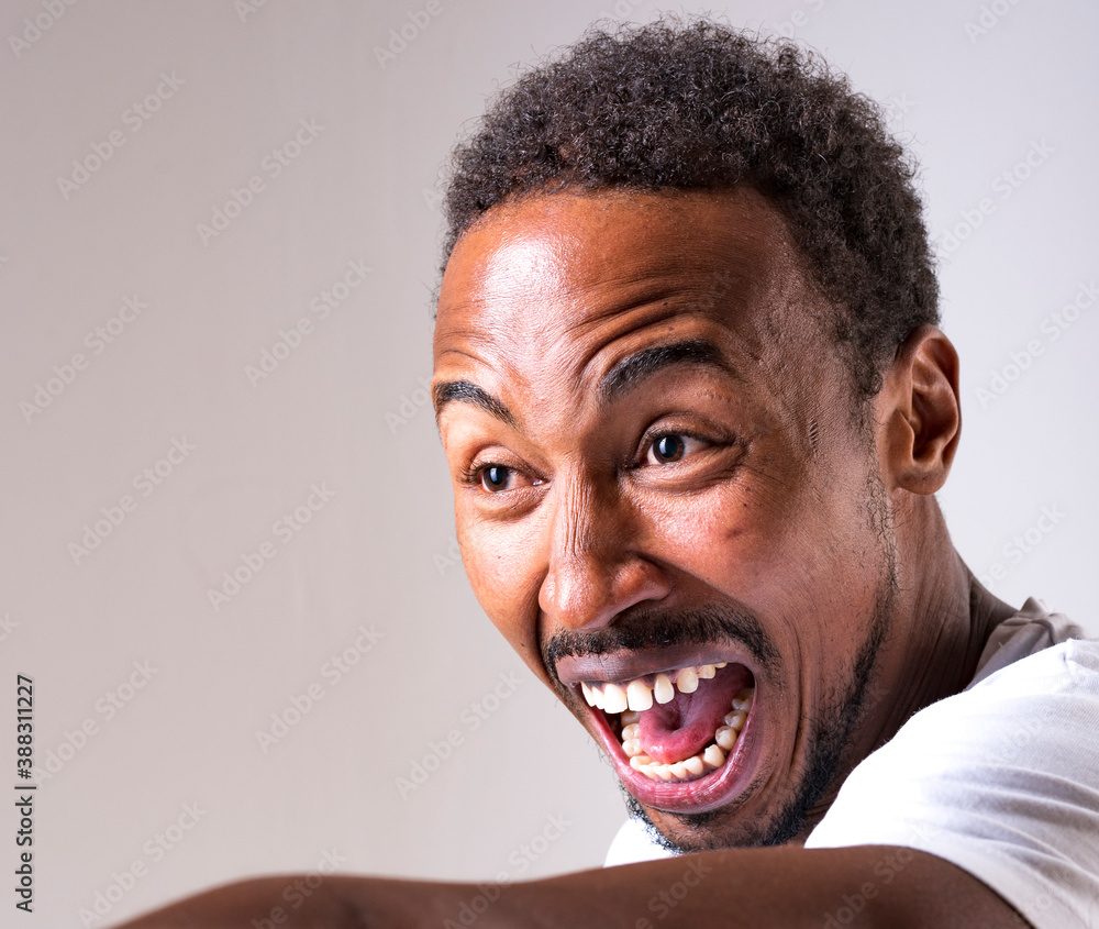 Disfrutemos de este momento juntos, la vida es un instante, y tenemos la suerte de estar juntos, disfruta, no lo dejes para mañana. Hoy es el momento. Hombre negro joven, con barba y bigote Disfrutemos de este momento juntos, la vida es un instante, y tenemos la suerte de estar juntos, disfruta, no lo dejes para mañana. Hoy es el momento. Hombre negro joven, con barba y bigote