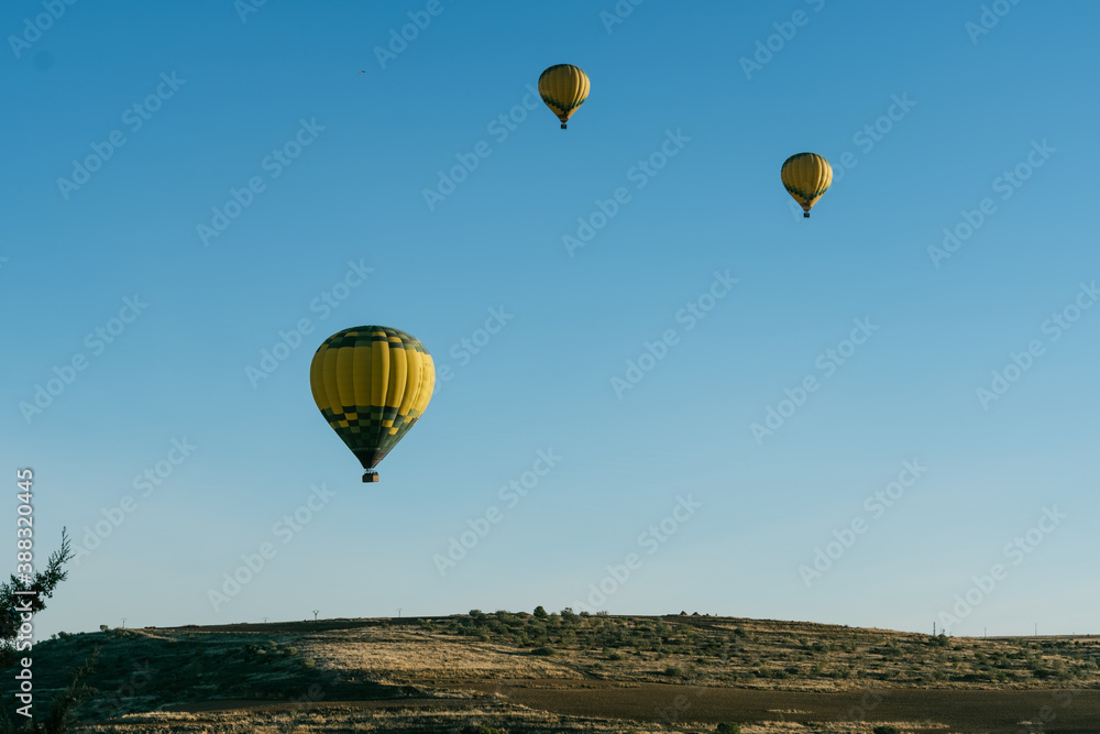 Naklejka premium Segovia's landscape in sunrise with balloons