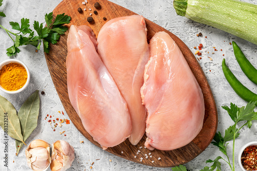 Photographie Raw uncooked chicken fillet on a wooden cutting board top view