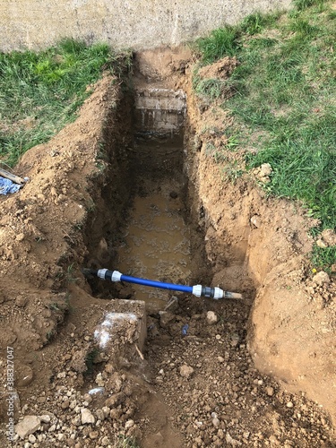 Durch Baggerarbeiten beschädigte Wasserleitung wurde repariert. photo