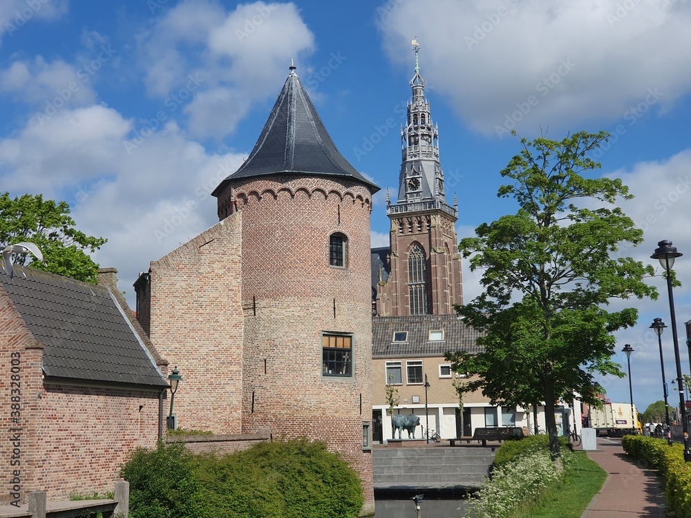 Obraz premium Burgtum und Kirchturm der Groote Kerk in Schagen, Nordholland, Niederlande tower of the castle and tower of teh groote kerk in schagen, holland, netherlands