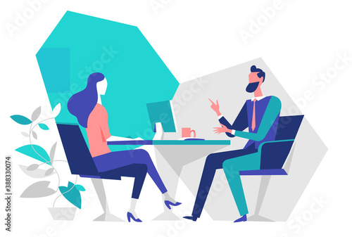 Un consulente assiste la cliente nel suo ufficio