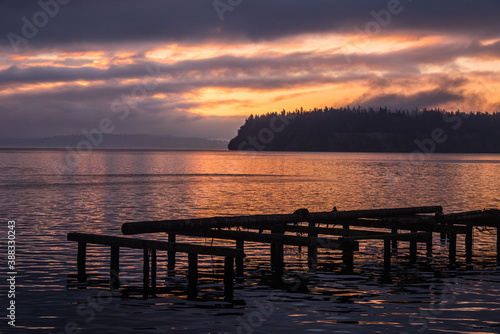 Fototapeta Naklejka Na Ścianę i Meble -  sunrise over the pier 
