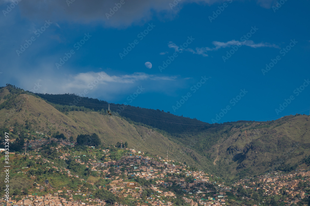 Medellin, montañas y luna