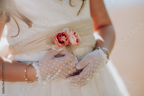 Cuadro en lienzo A girl dressed for a first communion