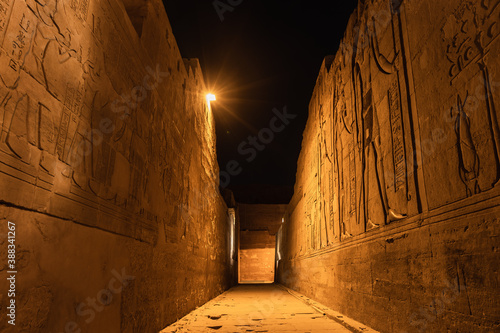 Los pasillos a la noche del templo de Kom Ombo con el traje tradicional, el templo dedicado a los dioses Sobek y Horus. Ciudad de Kom Ombo cerca de Aswer, Egypto photo