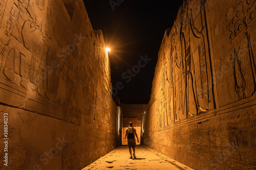 Un joven turista en los pasillos a la noche del templo de Kom Ombo con el traje tradicional, el templo dedicado a los dioses Sobek y Horus. Ciudad de Kom Ombo cerca de Aswer, Egypto photo