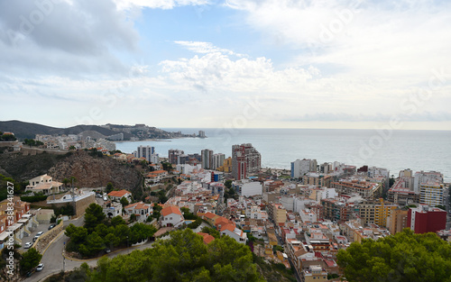 ciudad cerca del mar