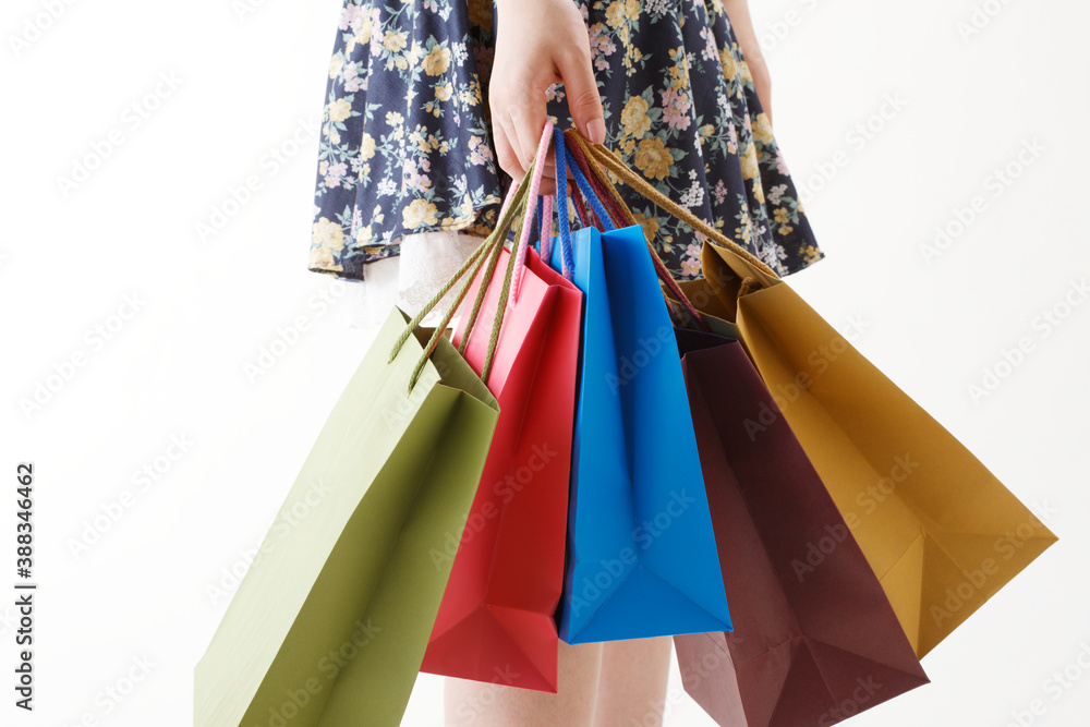 ショッピングバックを持つ女性