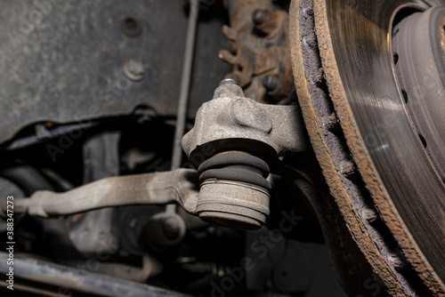 Konstfotografi The end of the tie rod ends with a rubber connector, the brake disc is visible