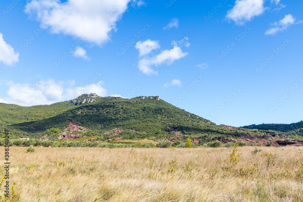 Fototapeta premium Paysage de roches rouges du Canyon du Diable à Saint-Saturnin-de-Lucian (Occitanie, France)