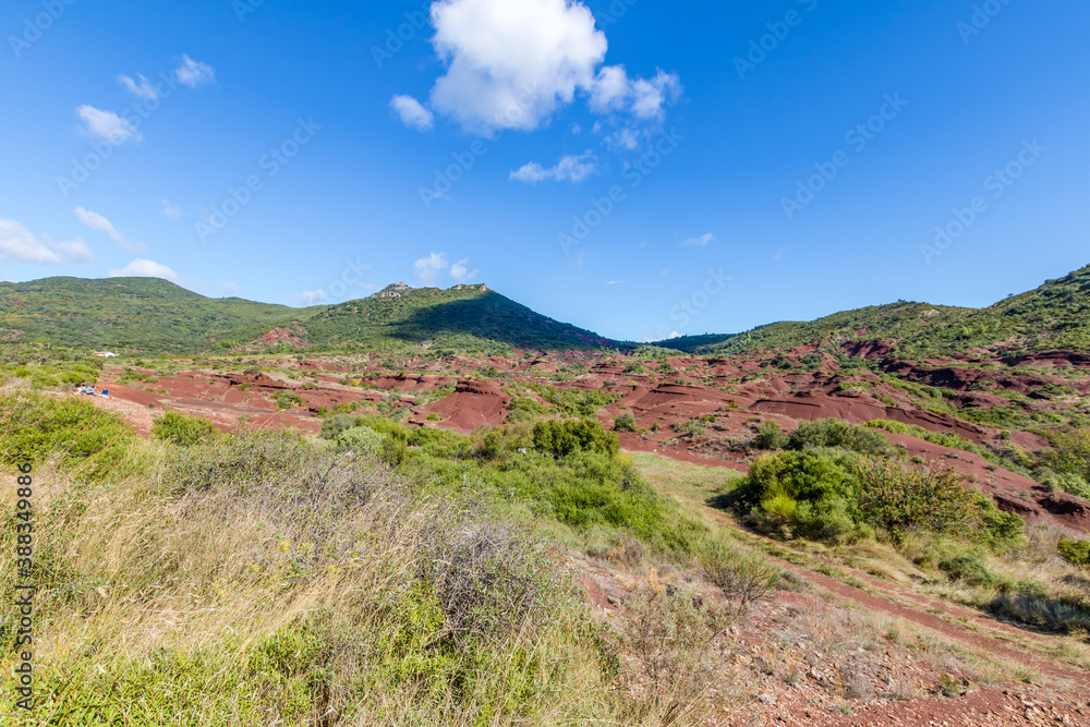 Paysage de roches rouges du Canyon du Diable à Saint-Saturnin-de-Lucian (Occitanie, France) Paysage de roches rouges du Canyon du Diable à Saint-Saturnin-de-Lucian (Occitanie, France)