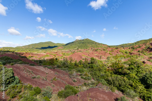 Paysage de roches rouges du Canyon du Diable à Saint-Saturnin-de-Lucian (Occitanie, France) photo