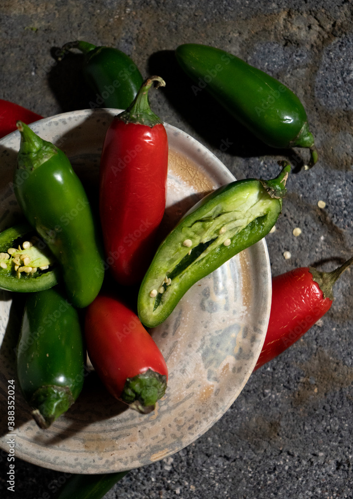 JALAPEÑOS. Chiles jalapeños mexicanos verdes y rojos sobre plato de