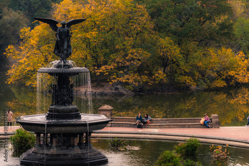 Valokuva Bethesda fountain in central park during fall in October 2020