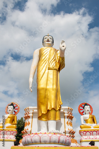 Obraz na płótnie Big buddha in Wat Phra That Doi Kham (Temple of the Golden Mountain) w salonie