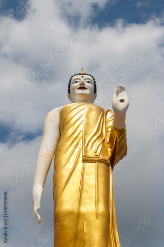 Obraz na płótnie Big buddha in Wat Phra That Doi Kham (Temple of the Golden Mountain) w salonie