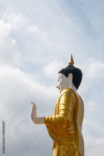 Obraz na płótnie Big buddha in Wat Phra That Doi Kham (Temple of the Golden Mountain) w salonie
