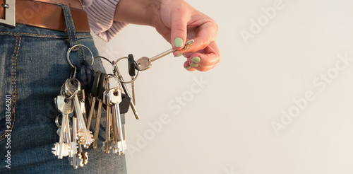 A large bunch of keys does not fit into a jeans pocket for a you photo