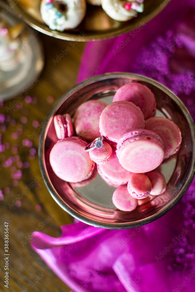 Verlobungsring auf pinken Macarons Verlobungsring auf pinken Macarons